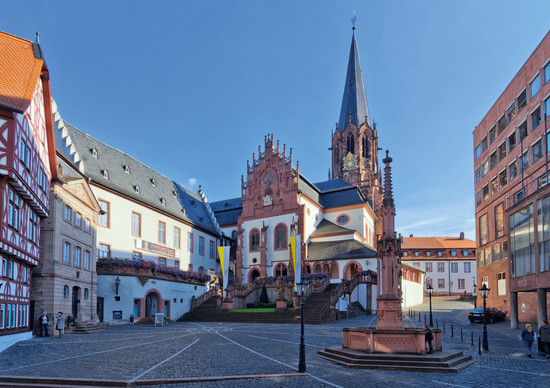 Stiftsplatz mit Stiftsbasilika, Stiftsbrunnen und Stiftsmuseum ©Kongress- und Touristikbetriebe der Stadt Aschaffenburg/Till Benzin